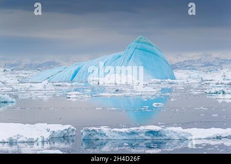 Eisberg in Pyramidenform schwimmt im Arktischen Ozean. Disko Bay, Ilulissat, UNESCO-Weltkulturerbe, Disko, Grönland Stockfoto
