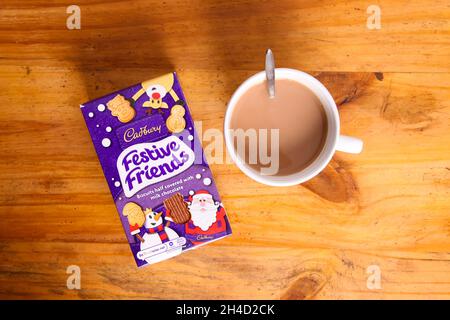 Cadbury Festive Friends Schokoladenkekse mit einer Tasse Tee auf dem Tisch Stockfoto