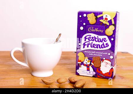 Cadbury Festive Friends Schokoladenkekse mit einer Tasse Tee auf dem Tisch Stockfoto