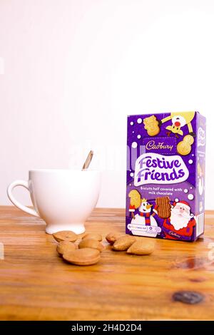 Cadbury Festive Friends Schokoladenkekse mit einer Tasse Tee auf dem Tisch Stockfoto