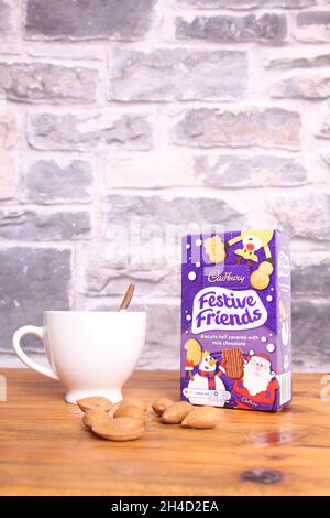 Cadbury Festive Friends Schokoladenkekse mit einer Tasse Tee auf dem Tisch Stockfoto