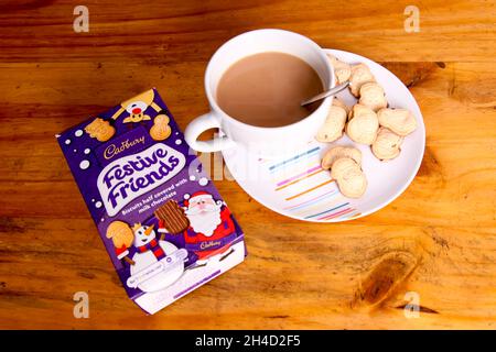 Cadbury Festive Friends Schokoladenkekse mit einer Tasse Tee auf dem Tisch Stockfoto