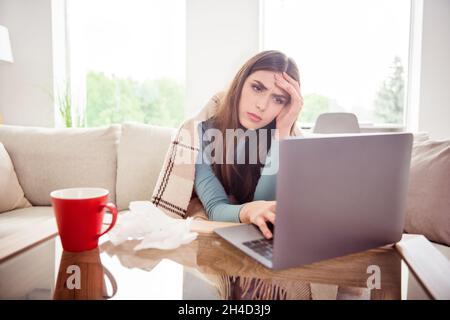 Fotoporträt die junge Frau, die in der karierten Decke heißen Tee trinkt, hat von zu Hause aus den Rauchabzug bekommen Stockfoto