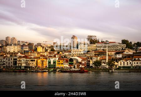 Blick über den Fluss Douro von Porto aus in Richtung Vila Nova de Gaia, Portugal Stockfoto