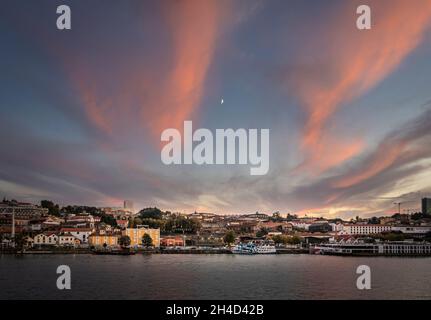 Blick über den Fluss Douro von Porto aus, Blick in Richtung Vila Nova de Gaia, Portugal bei Sonnenuntergang Stockfoto