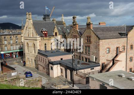 Stadtzentrum von Inverness, Schottland. Blick vom Schloss. Dunkle Wolken im Hintergrund. Stockfoto