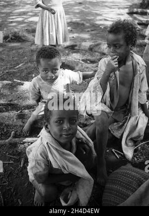 Afrika, Äthiopien, 1976. Eine Gruppe von Kindern auf dem Markt. Stockfoto