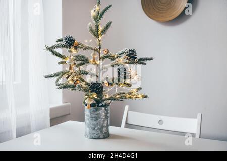 Wiederverwendbarer minimalistischer Weihnachtsbaum im weißen Innenraum Stockfoto