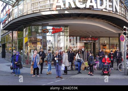 22.10.2020. Straßenszenen in Zeiten von Corona. Hotspot Neukölln. Karl-Marx-Strasse, Neukölln, Berlin, Deutschland - Keine Model-Veröffentlichung. Stockfoto