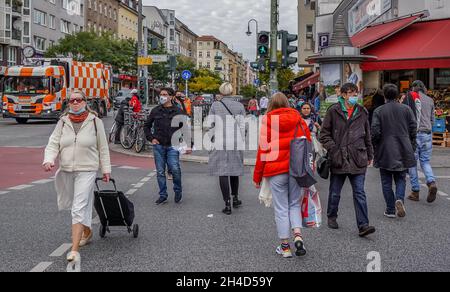 22.10.2020. Straßenszenen in Zeiten von Corona. Hotspot Neukölln. Karl-Marx-Strasse, Neukölln, Berlin, Deutschland - Keine Model-Veröffentlichung. Stockfoto