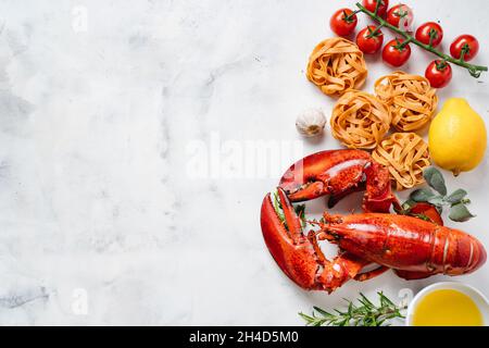 Köstlicher frisch gekochter Hummer mit schwarzer Pasta und Gemüse Stockfoto