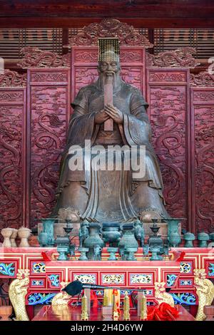Die sitzende Statue des Konfuzius im chinesischen konfuzianischen Tempel Stockfoto