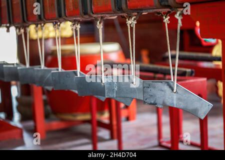 Nahaufnahme eines traditionellen chinesischen Bronzebussionsinstruments Stockfoto