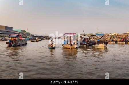 Can Tho, Vietnam - 2. April 2016: Hausboot auf dem schwimmenden Markt Cai Rang im Mekong Delta. Das Leben der Asiaten auf dem Wasser. Stockfoto