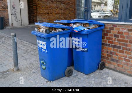 Altpapiertonnen der Fa. Alba Stockfoto