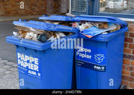 Altpapiertonnen der Fa. Alba Stockfoto