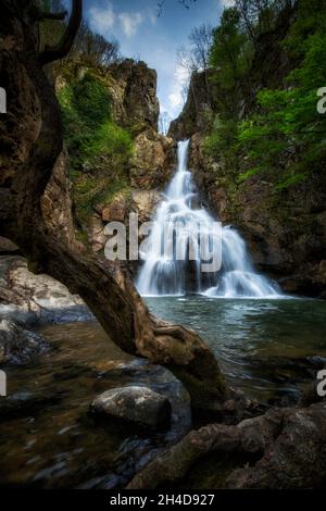 Der sanfte Wasserfall fließt einfach über die Felsen Stockfoto
