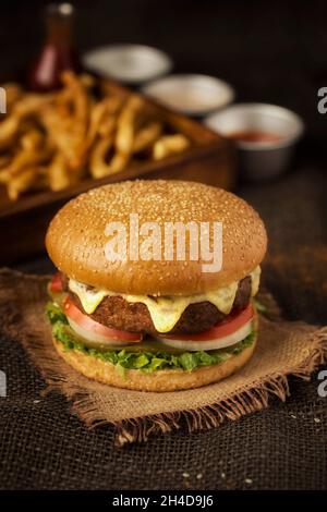 Es gibt nichts Süsseres als geschmolzenen Käse auf einem Stück Fleisch Stockfoto