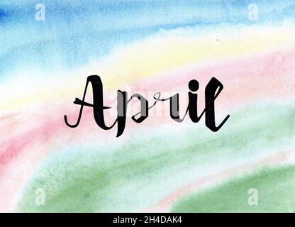 Handgezeichneter Schriftzug April auf dem Aquarellhintergrund. Tintenpinsel-Schriftzug für Frühlingseinladung. Der Monat auf dem Kalender ist der April. Handwri Stockfoto