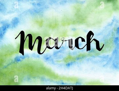 Handgezeichnete Lettering Phrase marschieren auf dem Aquarellhintergrund. Tintenpinsel-Schriftzug für Frühlingseinladung. Der Monat auf dem Kalender ist März. Handwri Stockfoto
