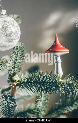 Glas Pilz Deko in wiederverwendbarem Weihnachtsbaum Stockfoto