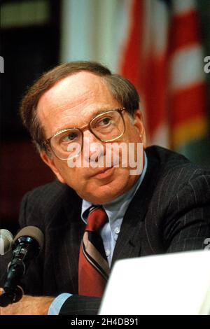 Der US-Senator Sam Nunn (Demokrat von Georgien), Vorsitzender des US-Senatsausschusses für bewaffnete Dienste, hört sich am 30. November 1990 die Aussagen auf dem Capitol Hill in Washington, DC an. Kredit: Ron Sachs/CNP Stockfoto