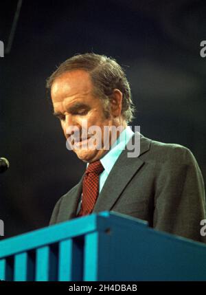 Der Senator der Vereinigten Staaten, George McGovern (Demokrat von South Dakota, Kandidat der Demokratischen Partei von 1972 für das Amt des Präsidenten der USA, hält am Donnerstag, den 13. Juli 1972, seine Dankesrede auf der Nationalversammlung von partys im Miami Beach Convention Center in Miami Beach, Florida. Kredit: Arnie Sachs/CNP Stockfoto