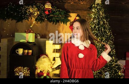 Vermietung von Urlaubszubehör. Dekorationen Vermietung Dienstleistungen. Konzept für Winterferien. Frohe Kindheit. Feiern Sie das neue Jahr in der Nähe von weihnachtsbaum. Arnival Stockfoto