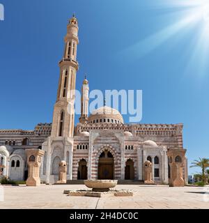 Schöne Mustafa Moschee in Sharm El Sheikh auf blauem Himmel Hintergrund Stockfoto