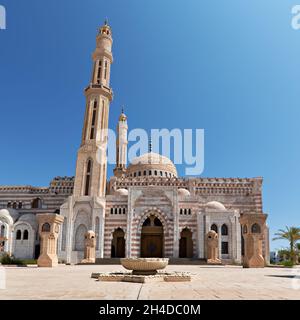 Schöne Mustafa Moschee in Sharm El Sheikh auf blauem Himmel Hintergrund Stockfoto