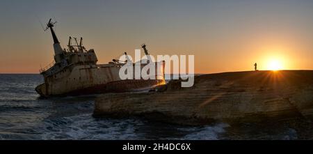 Panoramabild des Schiffswracks von Edro Cargo im Mittelmeer, Coral Bay, Zypern bei Sonnenuntergang Stockfoto