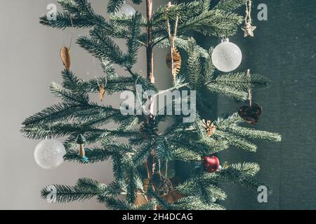 Wiederverwendbarer Weihnachtsbaum mit Glaspilzen deco Stockfoto