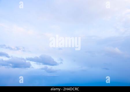 Blauer Himmel und Wolken mit Sturm am Horizont, Großbritannien Stockfoto