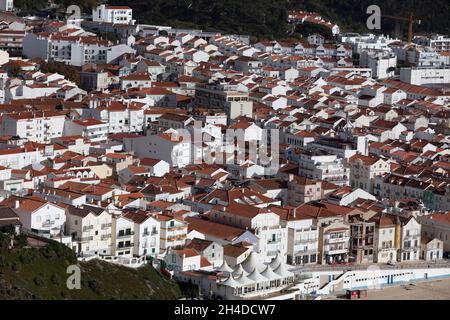 Architektur von Nazaré Portugal. Dichte Häuserstruktur. Weiße Häuser, rote Dächer Stockfoto