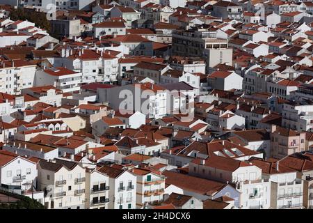 Architektur von Nazaré Portugal. Dichte Häuserstruktur. Weiße Häuser, rote Dächer Stockfoto