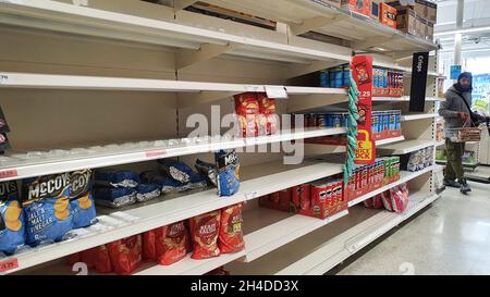 London, Großbritannien, 2. November 2021: In der Balham-Filiale von Sainsbury's gibt es leere Regale, in denen es normalerweise Multipacks von Walkers Crisps geben würde. Ein IT-Upgrade in der Fabrik des Unternehmens in Leicester hat zu Produktionsprobleme geführt, die jetzt die Versorgung in den Geschäften betreffen. Anna Watson/Alamy Live News Stockfoto