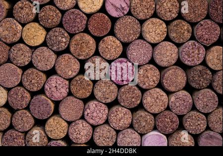 Weinhintergrund. Viele Flaschenverschlüsse. Rindenkorken. Weinflasche Korken. Stockfoto