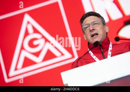 Duisburg, Deutschland. Okt. 2021. Knut GIESLER, Bezirksvorsitzender der IG Metall, während seiner Rede beim Aktionstag der IG Metall Ã # fairwandel - Deutschland muss ein Industrieland bleiben' vor dem Hauptsitz von ThyssenKrupp Steel in Duisbvurg, 29. Oktober 2021. Kredit: dpa/Alamy Live Nachrichten Stockfoto