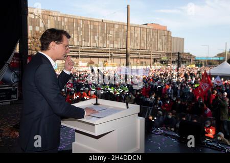 Duisburg, Deutschland. Okt. 2021. Hendrik WUEST, Wuest, CDU, Ministerpräsident von Nordrhein-Westfalen, während seiner Rede, dem Aktionstag der IG Metall '#fairwandel - Deutschland muss ein Industrieland bleiben', vor dem Hauptsitz von ThyssenKrupp Steel in Duisbvurg, 29. Oktober 2021. Kredit: dpa/Alamy Live Nachrichten Stockfoto