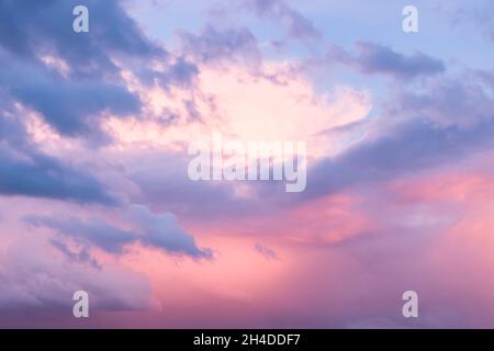 Roter Himmel bei Sonnenuntergang mit launischen Gewitterwolken vor einem Gewitter. Ideal für einen Hintergrund oder eine Vorlage, UK Stockfoto