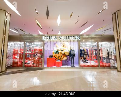 Bangkok Thailand - Oktober 30 2021: Außenansicht eines Louis Vuitton Stores im Siam Paragon Einkaufszentrum. Stockfoto