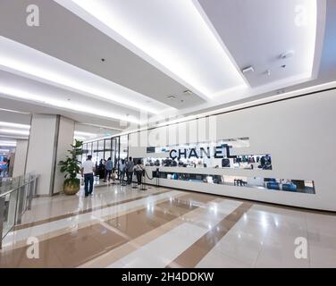 Bangkok Thailand - Oktober 30 2021: Kunden standen vor dem CHANEL Boutique Store im Siam Paragon Einkaufszentrum in der Schlange. Stockfoto