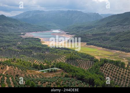 Der Stausee Tranco de Beas mit Olivenbäumen, von einem Aussichtspunkt in Hornos aus gesehen Stockfoto