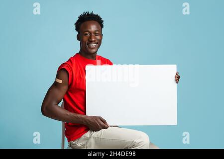 Schwarzer Mann Mit Gips Am Arm Hält Blank Placard Für Die Impfung Anzeige Stockfoto