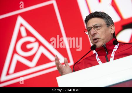 Duisburg, Deutschland. Okt. 2021. Knut GIESLER, Bezirksvorsitzender der IG Metall, während seiner Rede beim Aktionstag der IG Metall Ã # fairwandel - Deutschland muss ein Industrieland bleiben' vor dem Hauptsitz von ThyssenKrupp Steel in Duisbvurg, 29. Oktober 2021. Kredit: dpa/Alamy Live Nachrichten Stockfoto