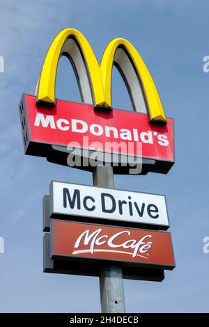 McDonald's-Schild fahren Stockfoto