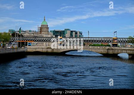 Blick auf Liberty Hall und Custom House am Liffey Dublin Irland Stockfoto