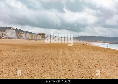 Leerer Strand von Nazaré in Portugal. Rettungsring am Strand zur Sicherheit Stockfoto