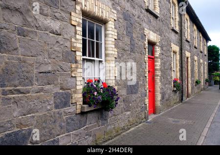 Steinterrassenhäuser in Grenore Villiage Co. Louth, mit Fensterkästen Stockfoto