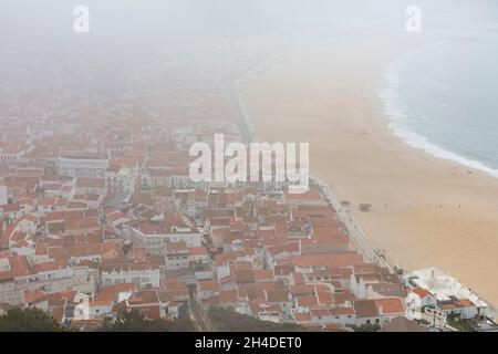 Blick vom Aussichtspunkt Miradouro do Suberco in Sitio auf den Strand von Nazaré Stockfoto